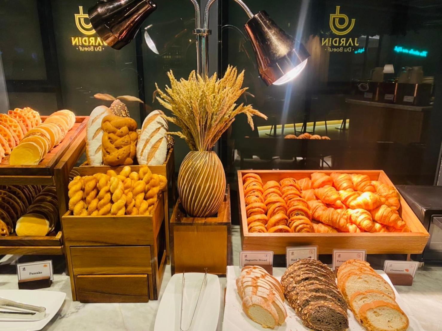 Somerset Rama 9 Bangkok Zewnętrze zdjęcie Bread and pastry at a buffet