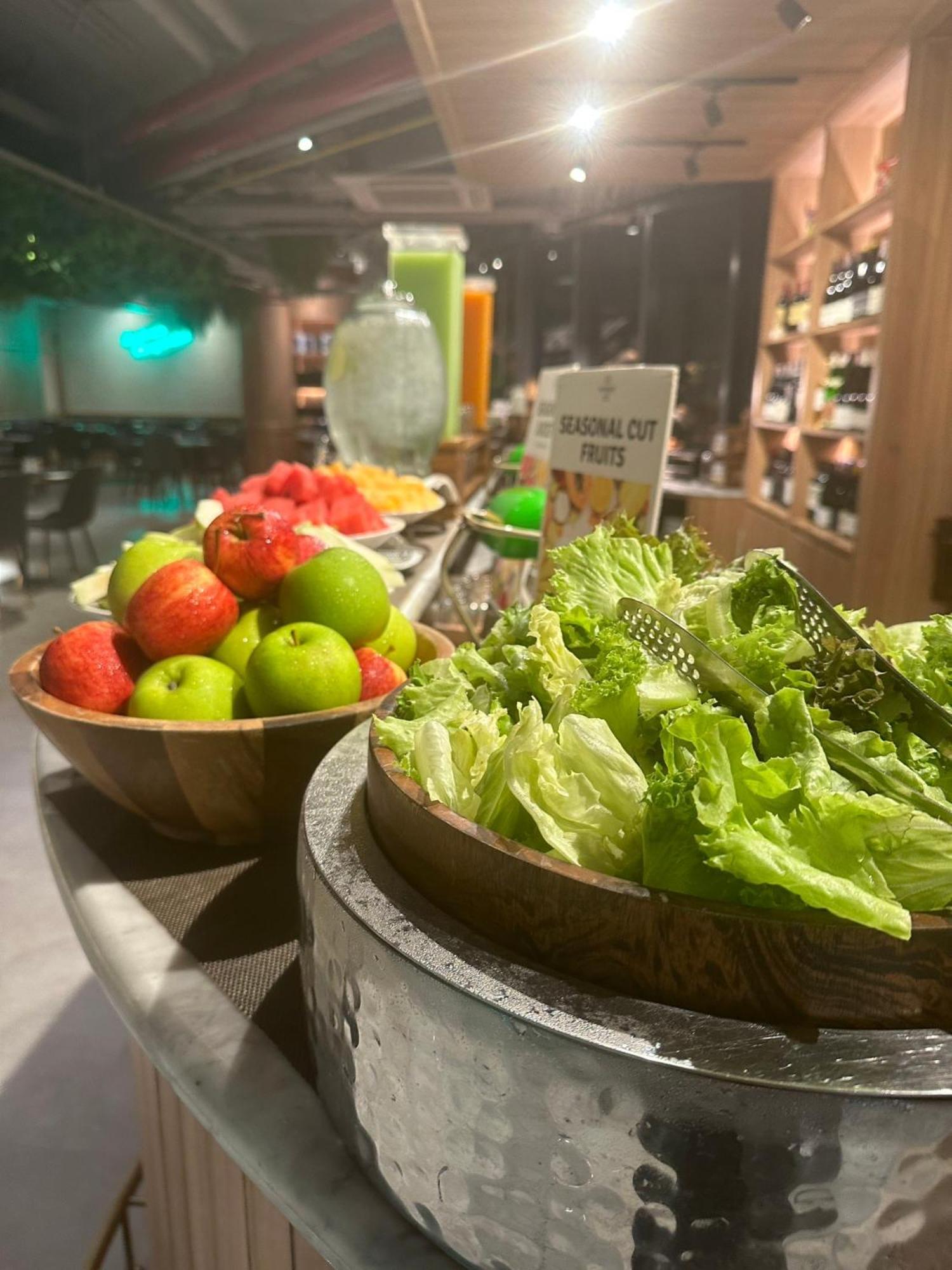 Somerset Rama 9 Bangkok Zewnętrze zdjęcie Fruit and salad at a buffet